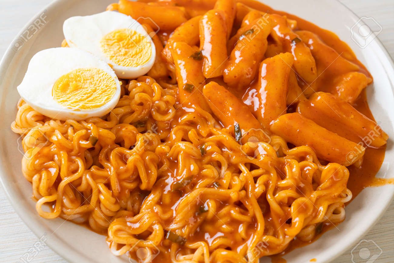 159445837-rabokki-ramen-or-korean-instant-noodle-and-tteokbokki-in-spicy-korean-sauce-korean-food-style.jpg